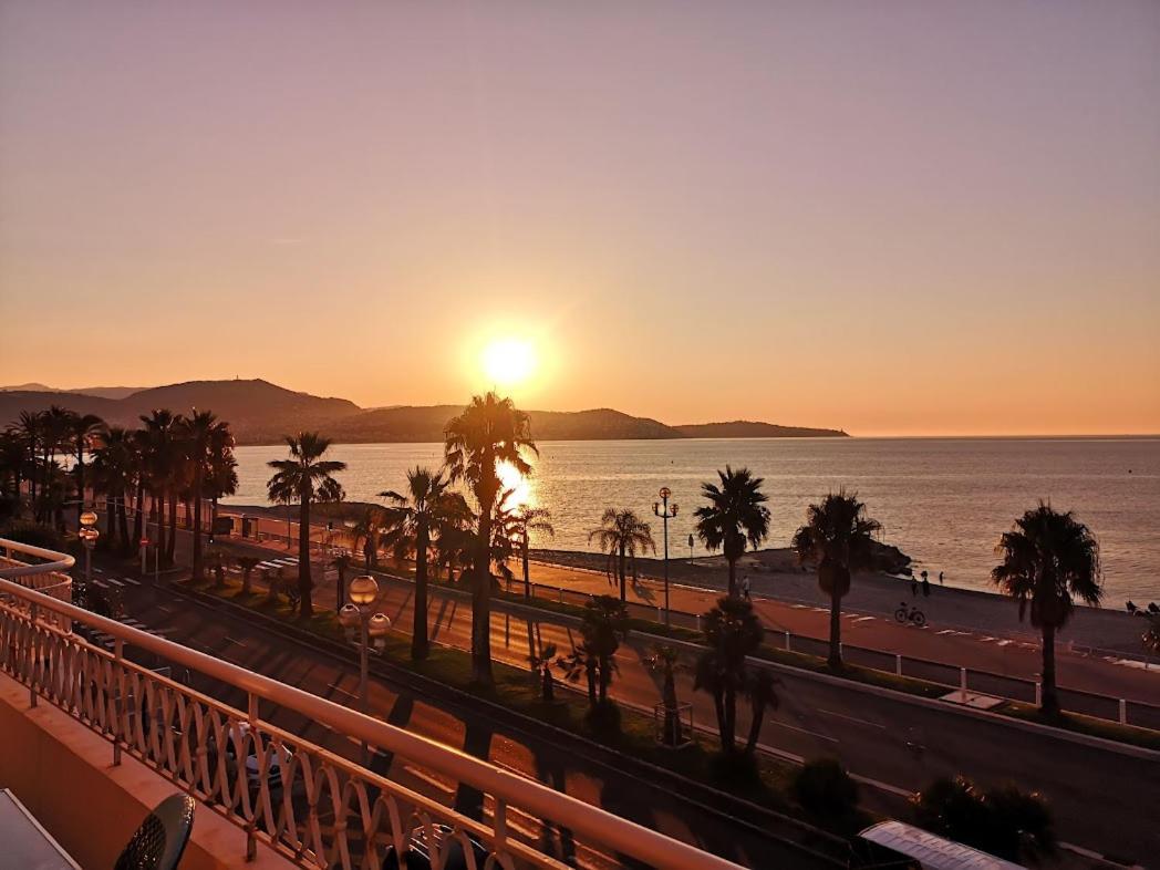 Beach Front, Superbe Appartement Pour 4 Personnes نيس المظهر الخارجي الصورة