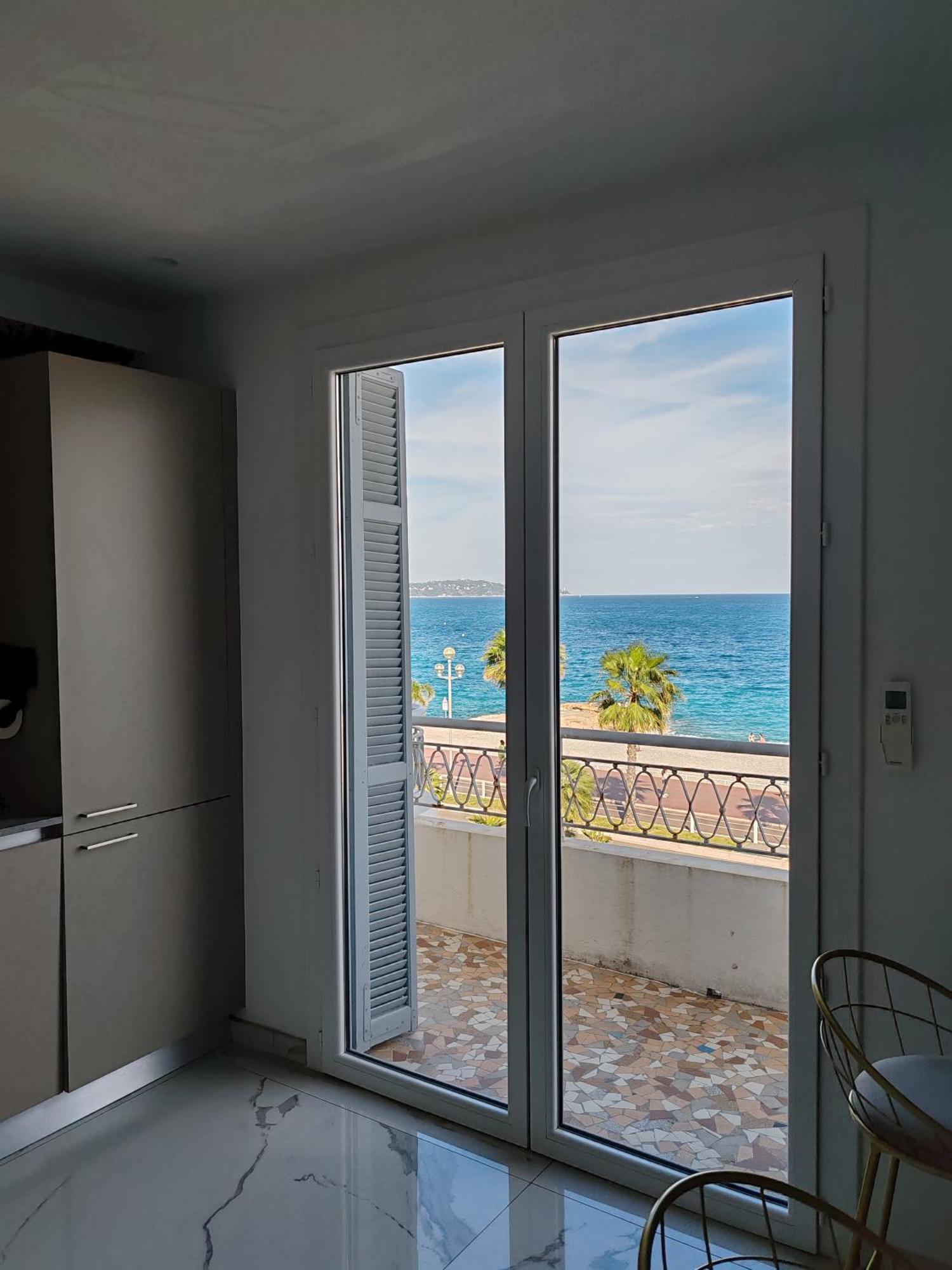 Beach Front, Superbe Appartement Pour 4 Personnes نيس المظهر الخارجي الصورة