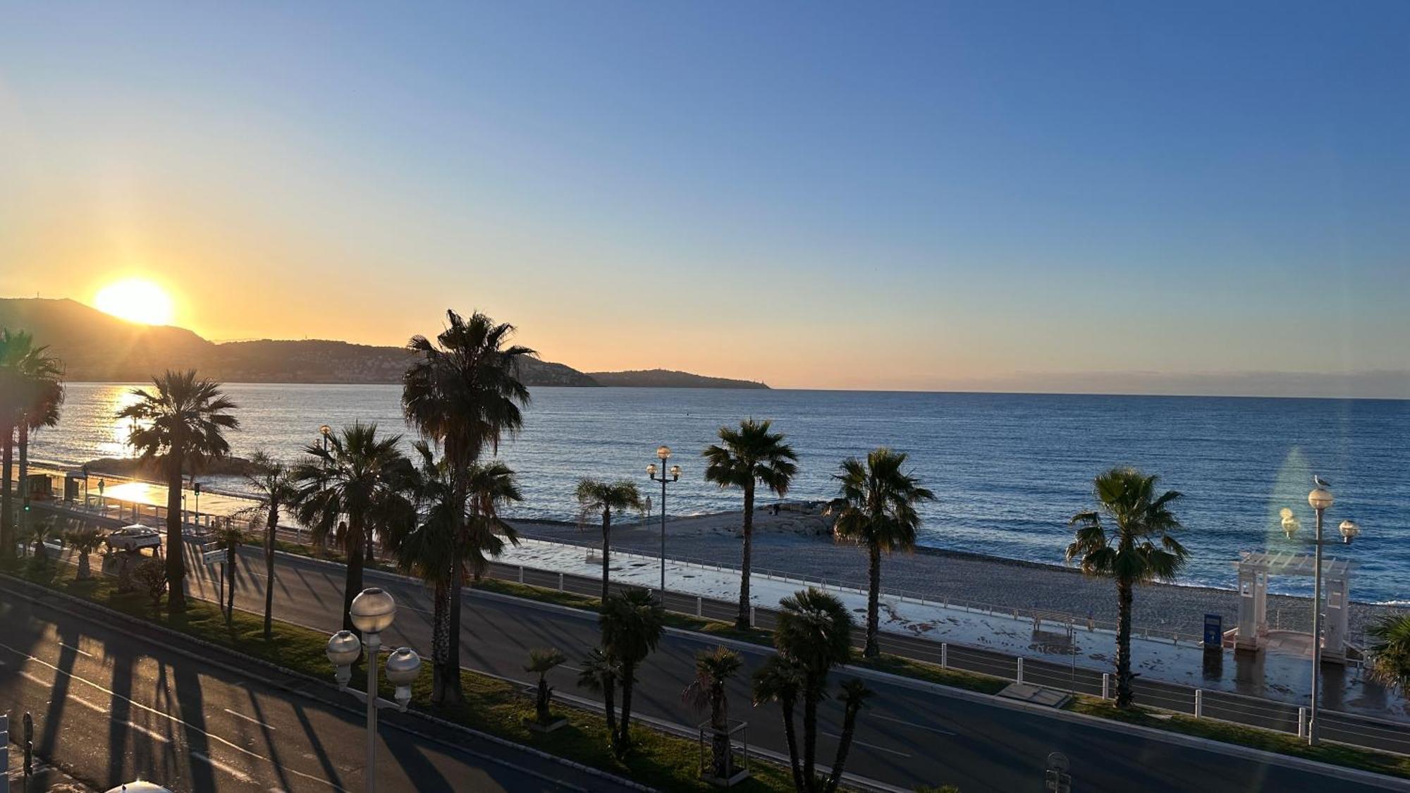 Beach Front, Superbe Appartement Pour 4 Personnes نيس المظهر الخارجي الصورة