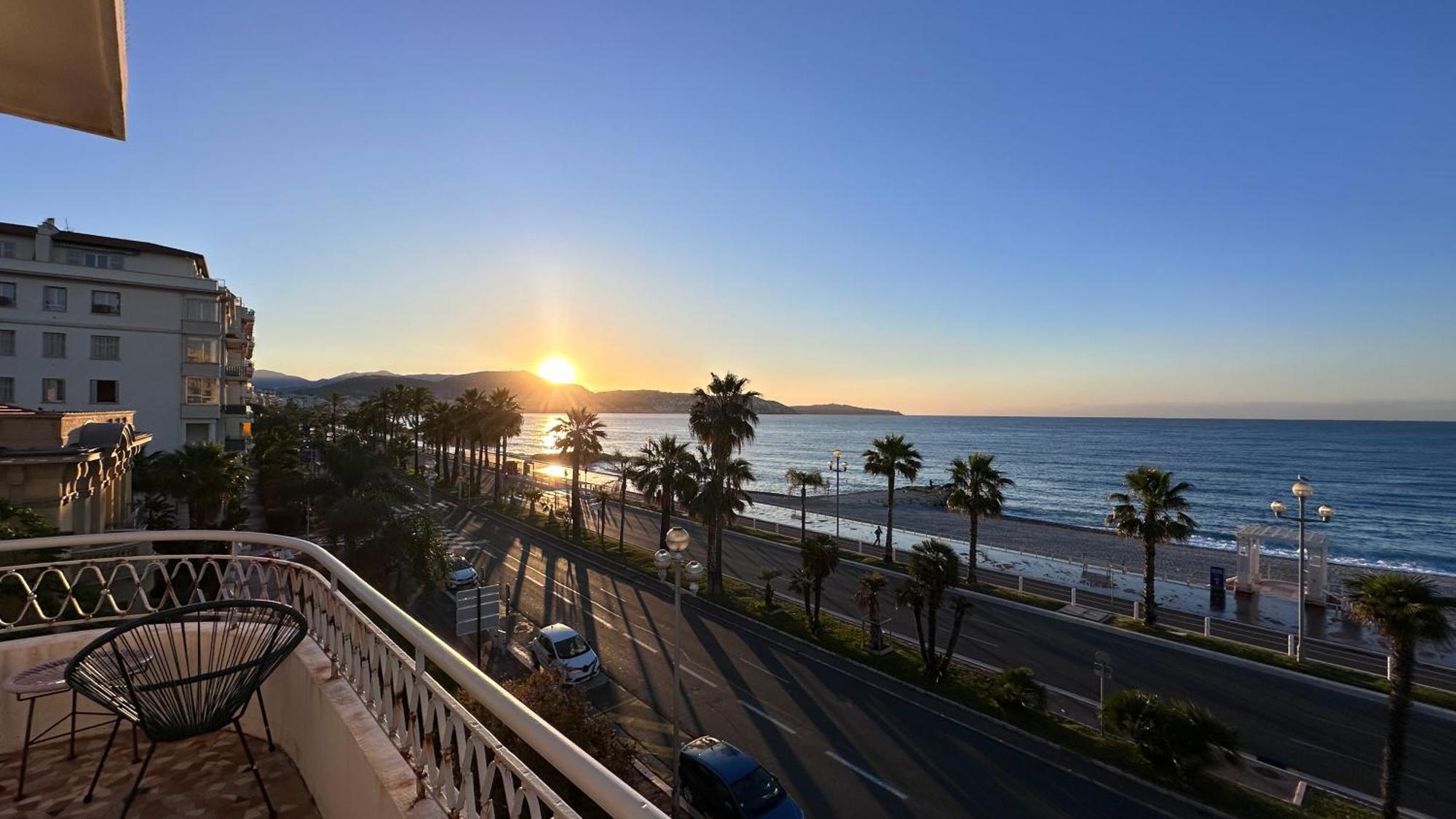 Beach Front, Superbe Appartement Pour 4 Personnes نيس المظهر الخارجي الصورة